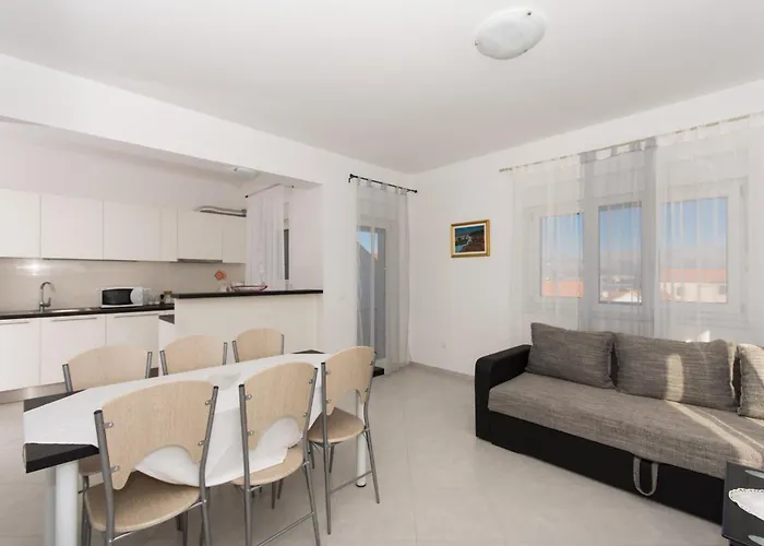 Toncica Τρογκίρ