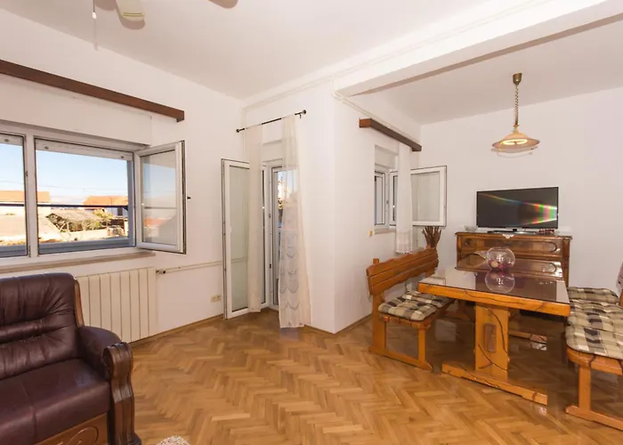 Toncica Τρογκίρ