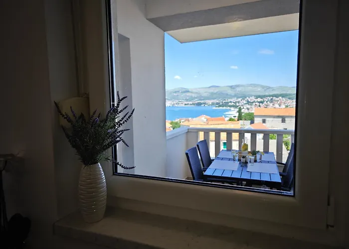 Toncica Τρογκίρ