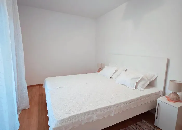 Toncica Τρογκίρ